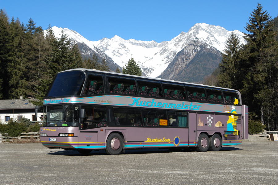 Doppelstockbus mit Berg