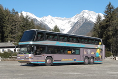 Doppelstockbus mit Berg